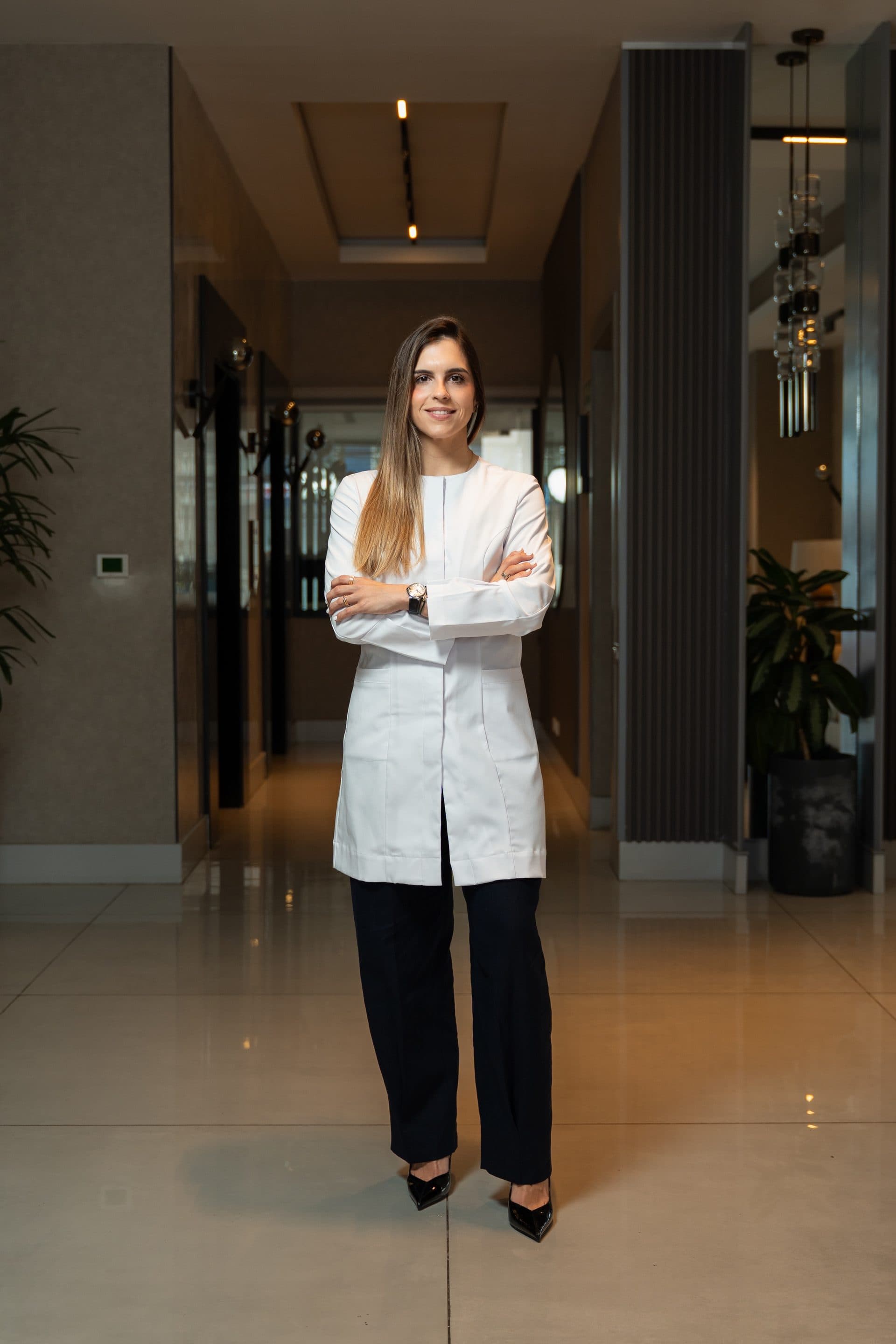 Dra. María García Panadero en bata médica en su consulta de Santo Domingo